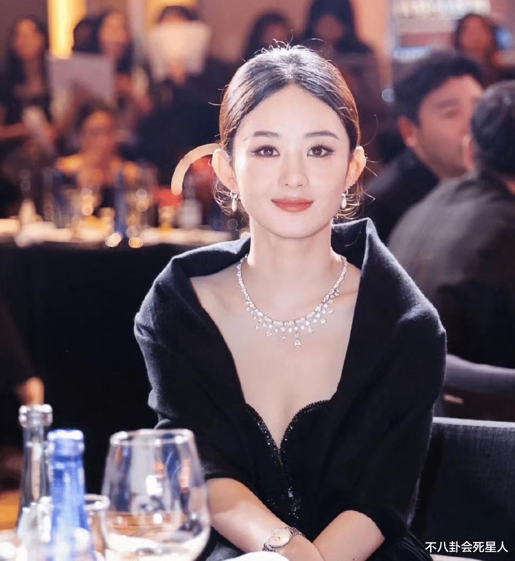 赵丽颖白玉兰输给吴越,现场笑容勉强,三次陪跑我都替她喊冤!