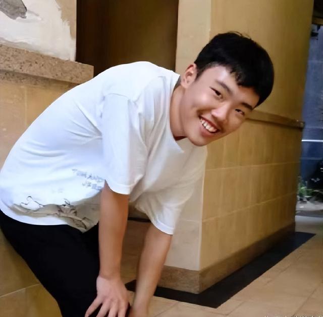 网络春晚|敬佩!著名作家:希望春晚导演将胡鑫宇父母接到现场,一起寻找他