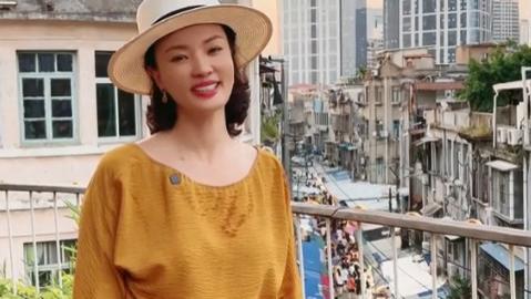 央视台花刘芳菲逛菜场，腋下湿一片，前男友判死缓，丈夫受虐致死