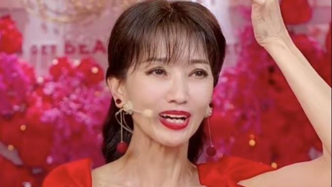 69岁赵雅芝对比60岁叶童，自然老去和医美少女的差距一目了然