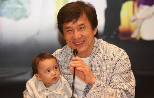 成龙|能让成龙大喊辛苦的“最佳宝宝”,马修怎么样了?不当明星不进圈