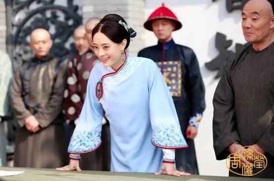 孙俪带娃现身新加坡,汗流浃背发福明显,儿子越长越帅似港星