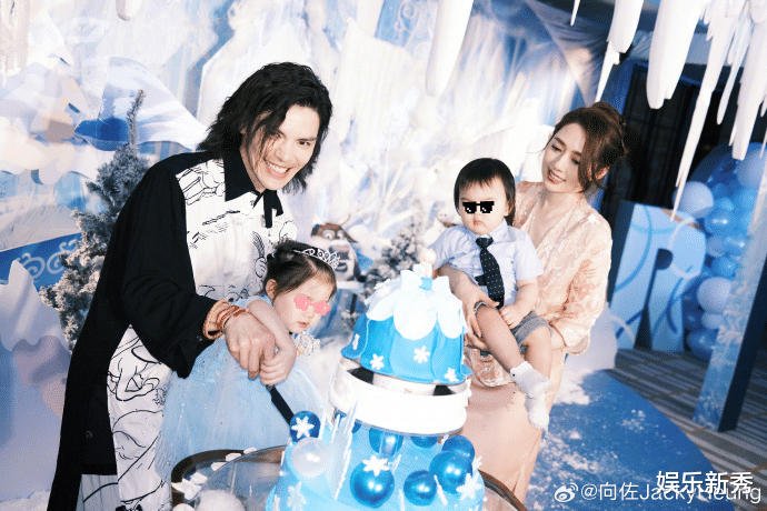 向佐直播抱女儿违规了,平台警告后道歉,网友们怎么看?