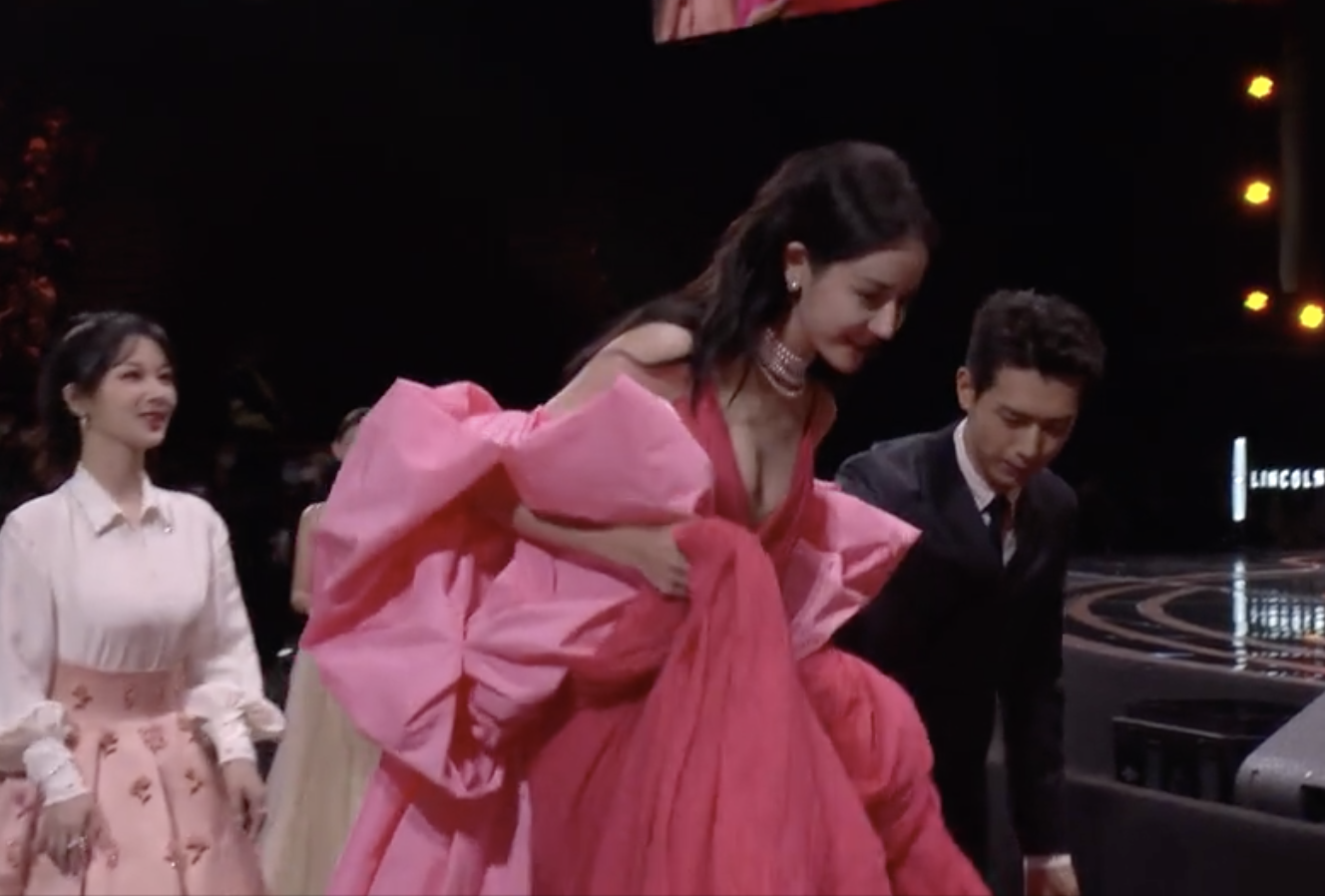 胡歌|微博之夜经典名场面超全汇总！胡歌刘亦菲获King和Queen惹网友不满