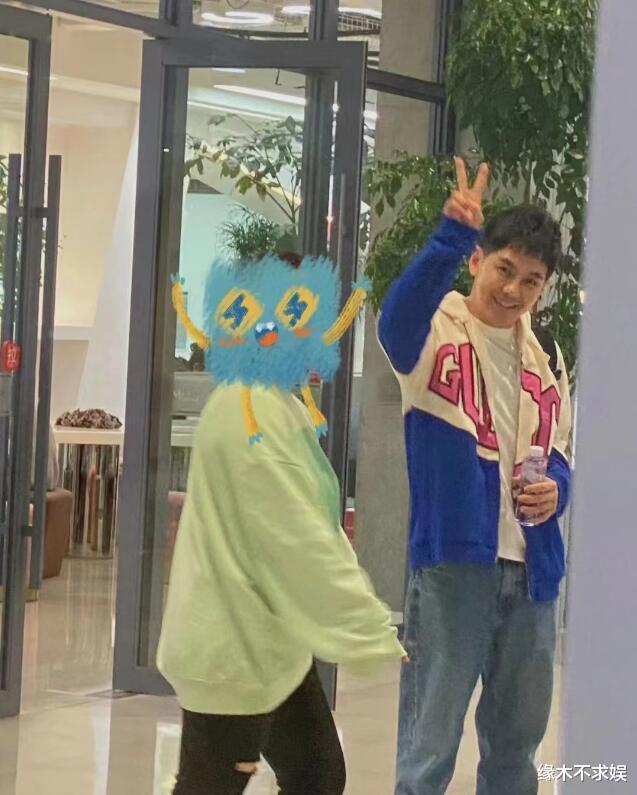 49岁林志颖现身饼店引关注，远看近看两种状态，近看苍老难辨认！