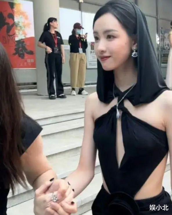 陈都灵|当陈都灵与周也一前一后出席红毯,我才彻底明白,什么叫顶级骨相