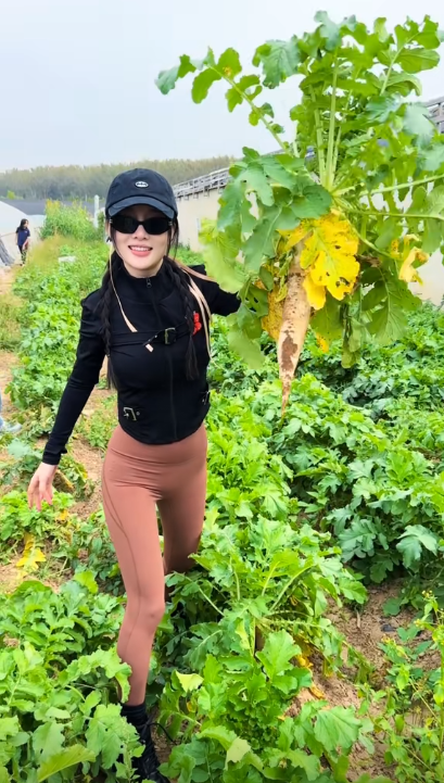 李小璐母女农村被偶遇,穿瑜伽裤拔萝卜惹争议,甜馨对母亲翻白眼