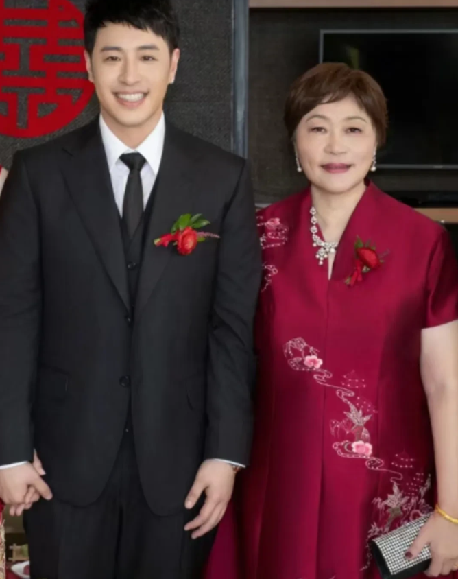 潘玮柏大婚，岳母年轻漂亮贵气穿金旗袍戴金镯子，亲妈朴素大方