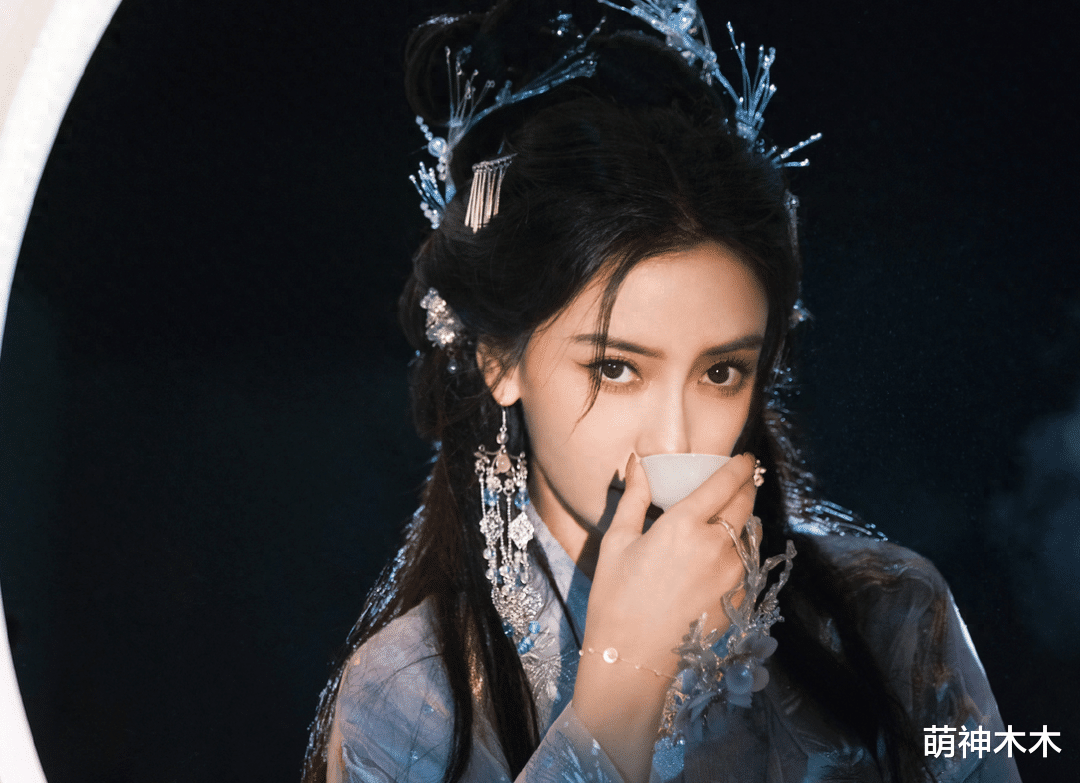 杨颖被曝焦头烂额，托关系找前夫帮忙，黄晓明看演唱会反被骂