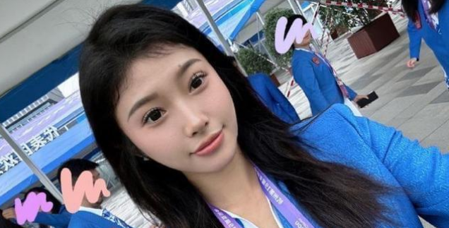 吴艳妮被偶遇, 生图身材魁梧壮实, 戴大颗粒钻石项链很奢华