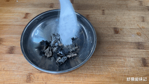 |不用发面，比水饺大，试试蒸着吃，皮薄馅大，馅料鲜美，真好吃