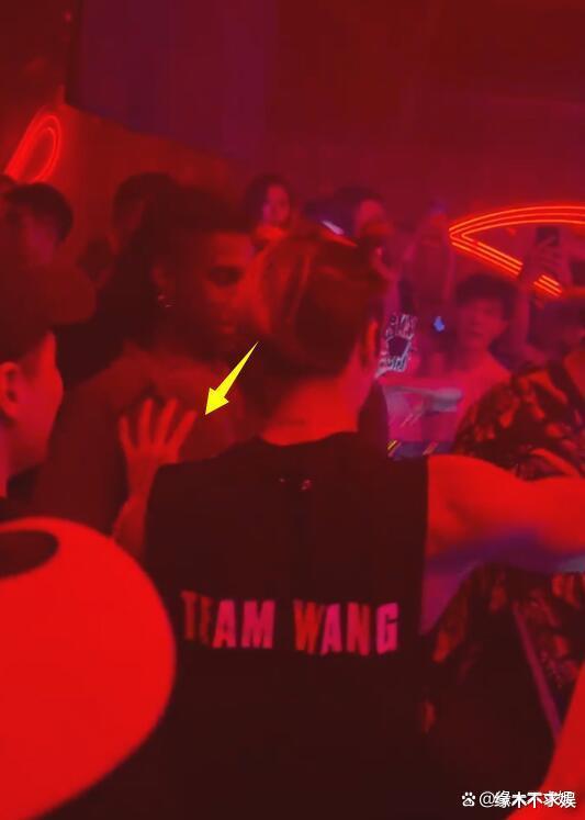 王嘉尔再惹争议！后背环住女网红，凌晨4点酒吧和男子举止亲昵！