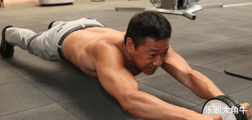 “硬汉”张丰毅,二婚娶小12岁霍凡,28年宠妻成宝,两人至今无子