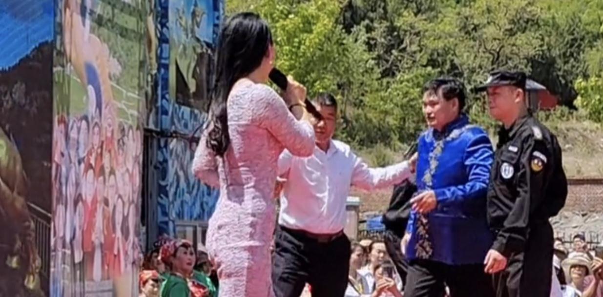 朱之文|没文化硬装斯文人,大衣哥青州演出闹出大笑话