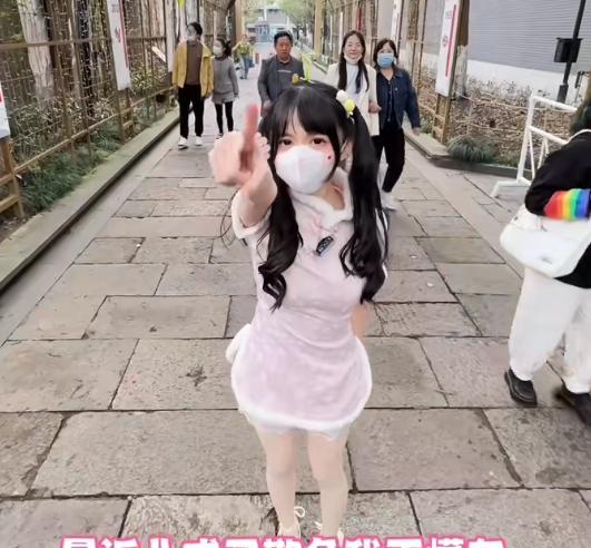 蔡萝莉|网红“蔡萝莉”摘口罩变御姐,被质疑不是本人,旧照曝光被骂太丑