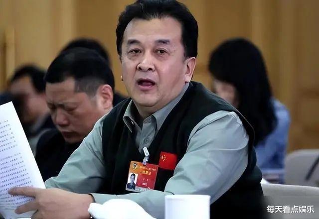 |上午被免职，下午被带走，登24年春晚后来消失的黄宏，如今怎样？