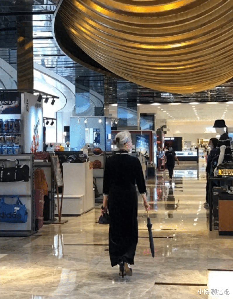 看了这些白发奶奶,才明白:女人上了年纪,真就是体态决定气质