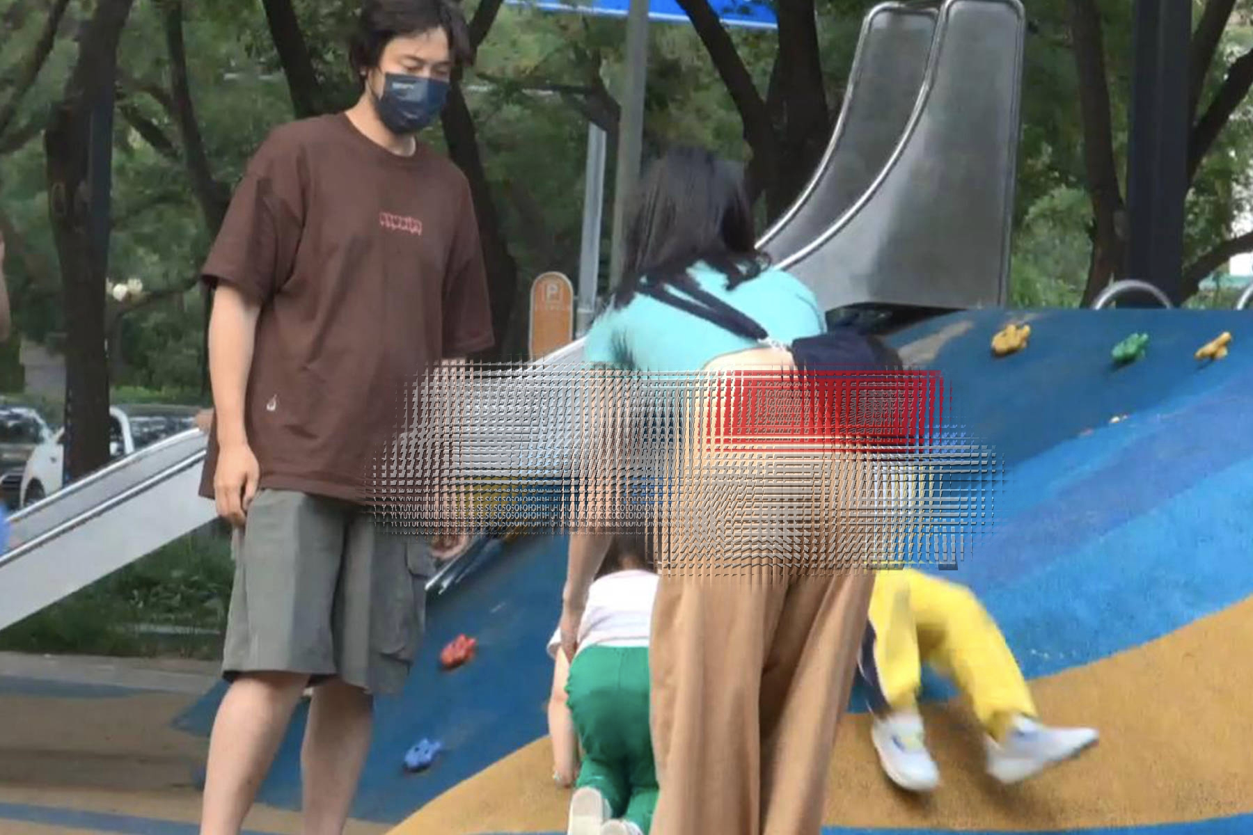 王传君|王传君一家三口被拍,与齐溪带娃玩滑梯,王传君目光无神肚腩抢镜