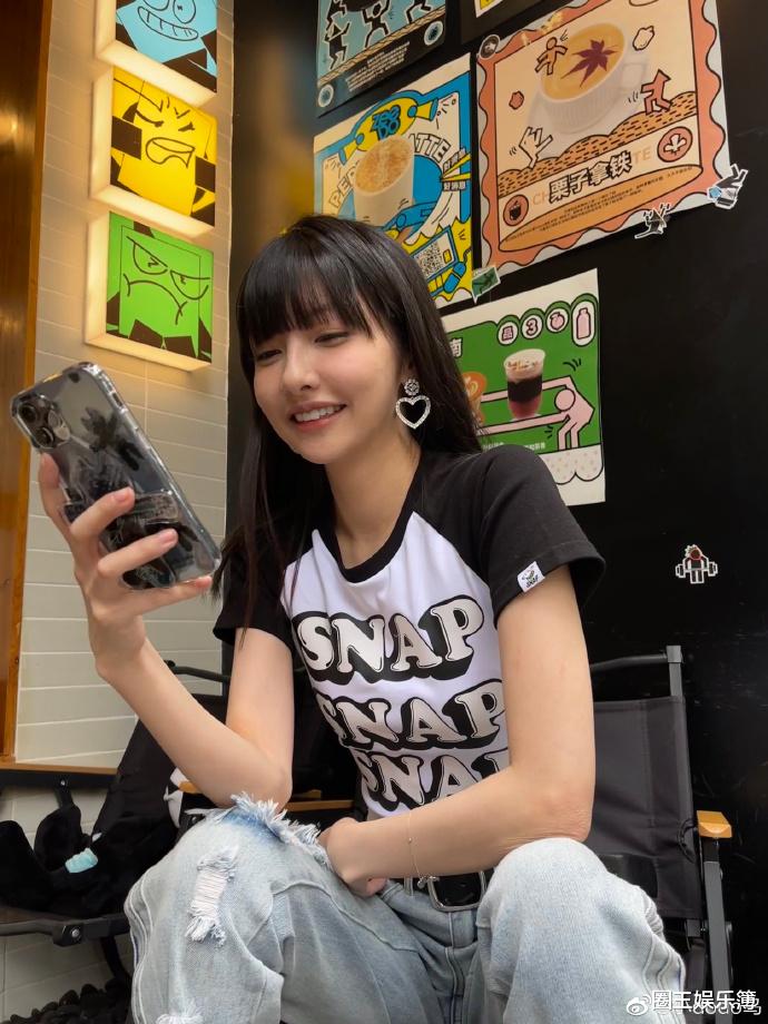 王思聪前任豆得儿,被骂烂泥扶不上墙,28岁当演员,烂脸活靠修图