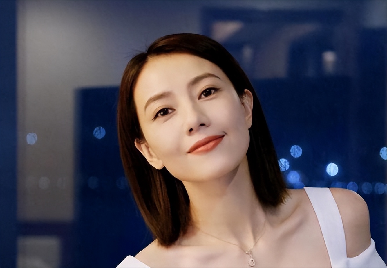 高圆圆夫妇合体接娃,4岁女儿气质好,路人镜头下又现“照妖镜”