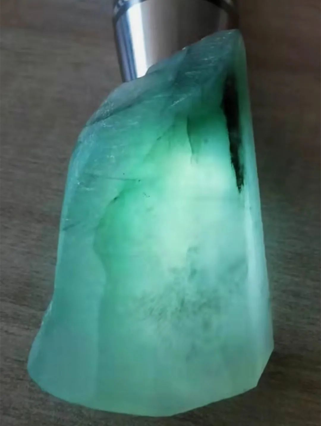 雕刻|种水一般的翡翠片料,起货亮丽冰润的金枝玉叶牌