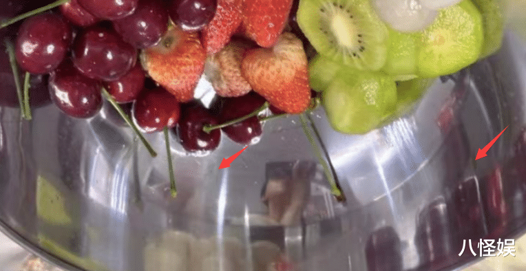 孙怡|孙怡母女坐船享美食,大福高举水杯畅饮好豪放,未遗传妈妈瓜子脸