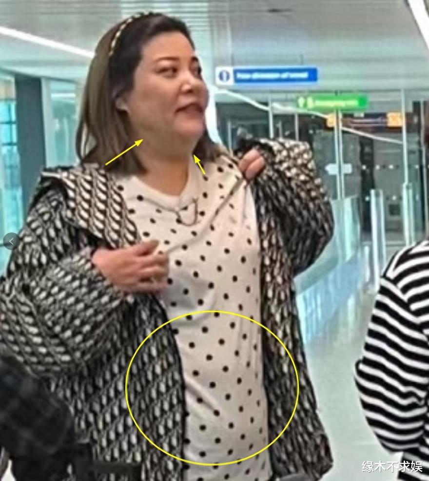 大张伟妻子英国露面，胖成“女版高晓松”，大张伟全程黑脸疑嫌弃
