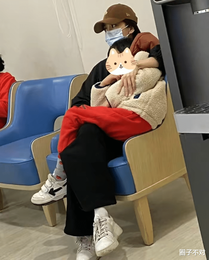 三天两头见前妻，没想到黄晓明离婚1年后，叶珂的对手还是baby