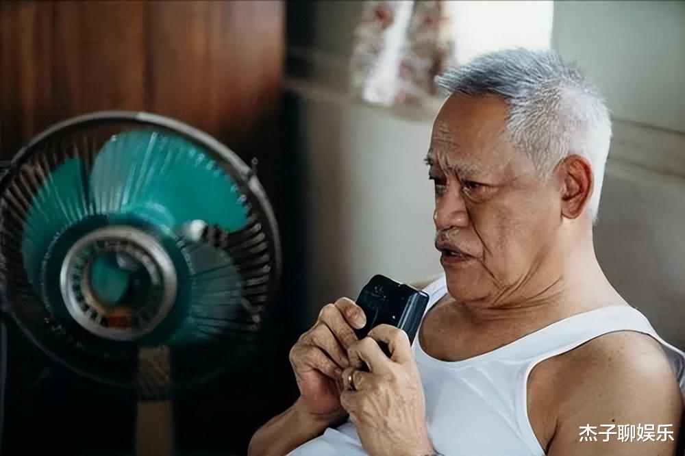 |吴耀汉一路走好!洪金宝情绪低落独坐灵堂,与李建华相比显落寞