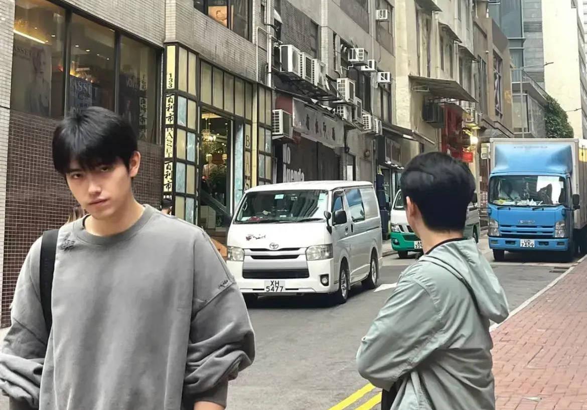 陈飞宇与哥哥香港游玩被偶遇 素颜出行帅气低调