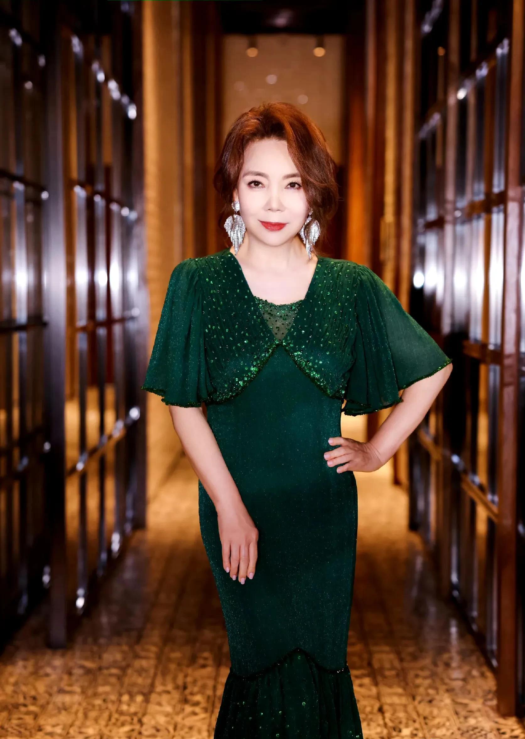 61岁台湾女星回东北老家，在父母坟前痛哭，触景生情怀念家乡