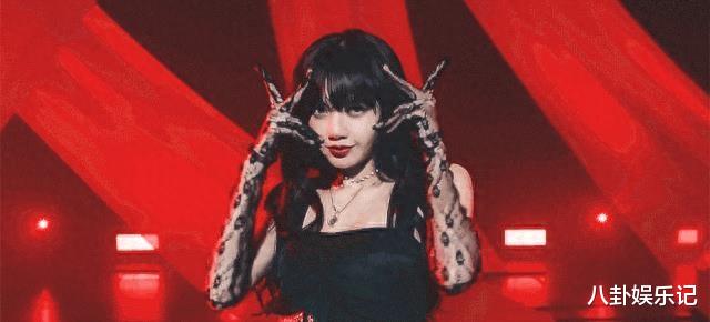 曝Lisa被光明会接纳!晒高级珠宝官宣代言,曾穿短裙对镜下蹲疑低俗暗示