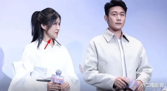 陆毅夫妇亮相路演，47岁鲍蕾面容沧桑，体态发福被质疑150斤