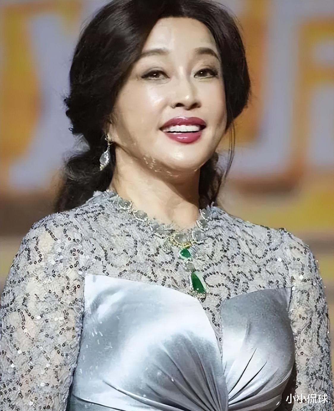 70岁刘晓庆晒打羽毛球照片，网友：这是画皮，还是妖怪？