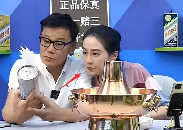 叶璇晒与李国庆约会照,亲密靠肩疑官宣恋情,此前叶璇曾晒婚纱照