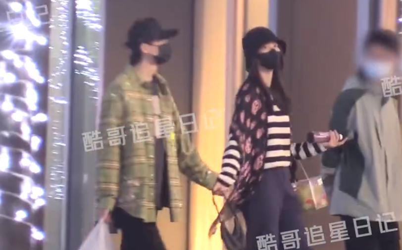 冯禧|许嵩和小14岁女友冯禧逛街，十指紧扣帮拎包，稳定交往近一年