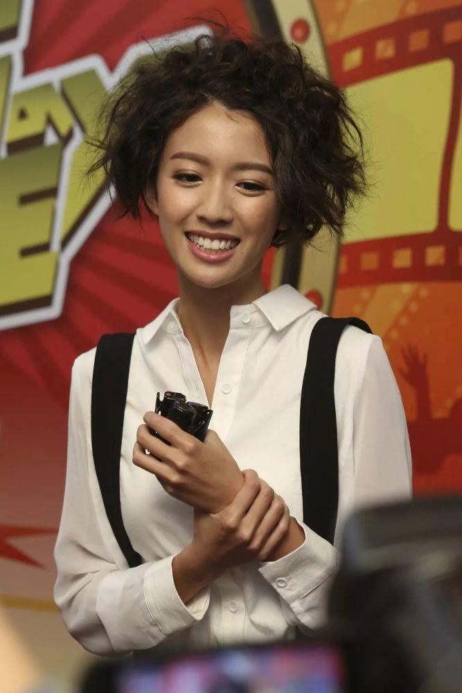 王浩信|王浩信追妻火葬场？否认离婚传言夸赞老婆，陈自瑶却点赞单身评论