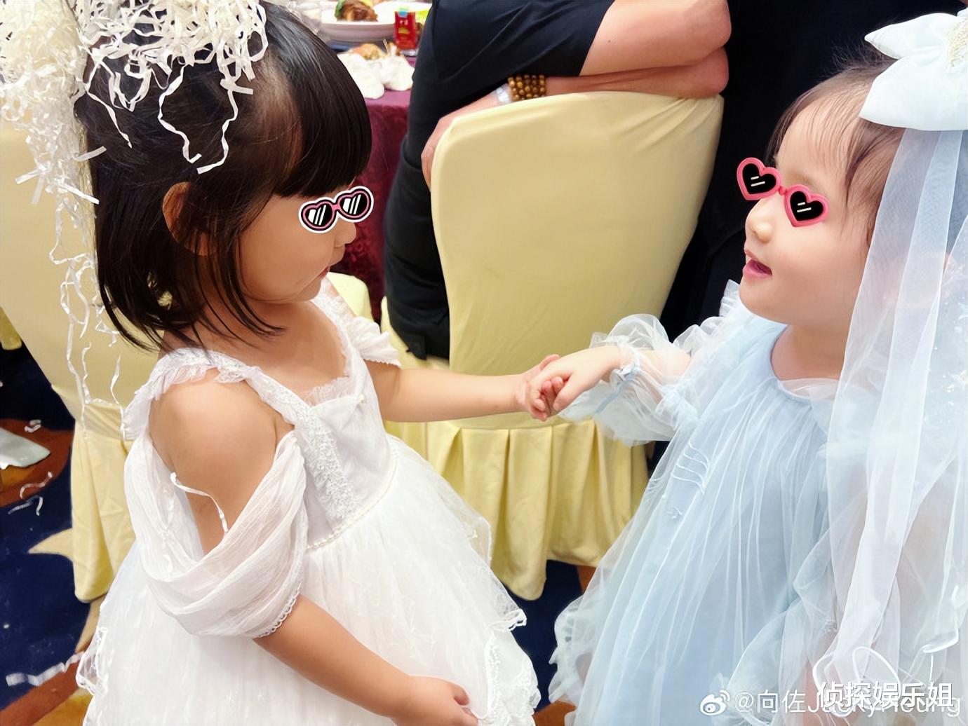 向佐郭碧婷带女儿参加婚礼，3岁Cora穿公主裙好美，高颜值像妈妈