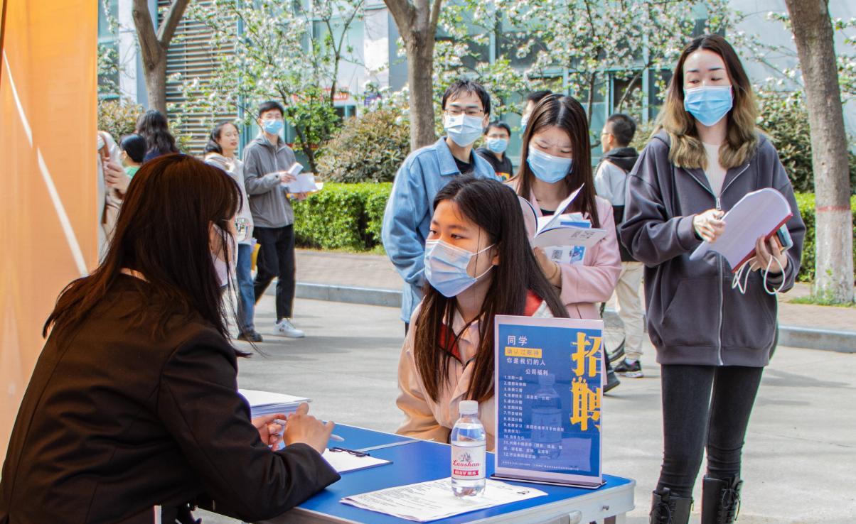 春招|7000多家大企开启春招,国家出手家长放心,学生却因门槛无奈