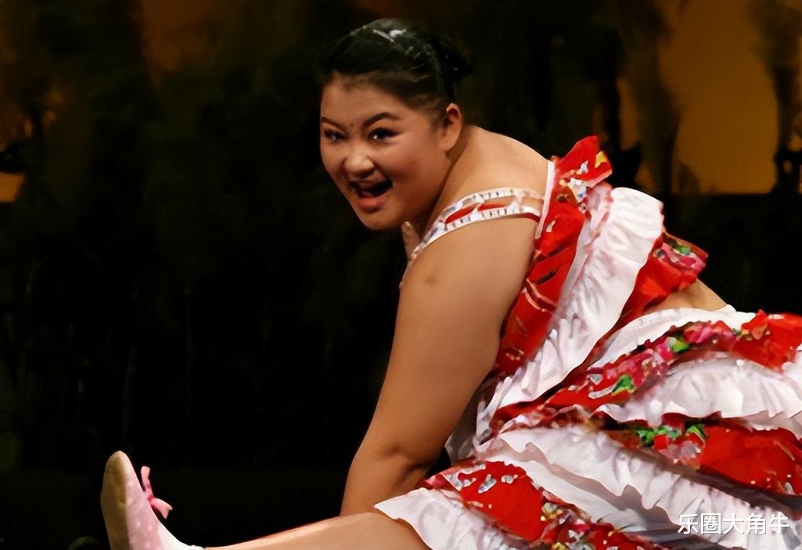 赵本山徒弟胖丫刑满释放？杨树林带女儿苦等爱妻，终盼到一家团聚