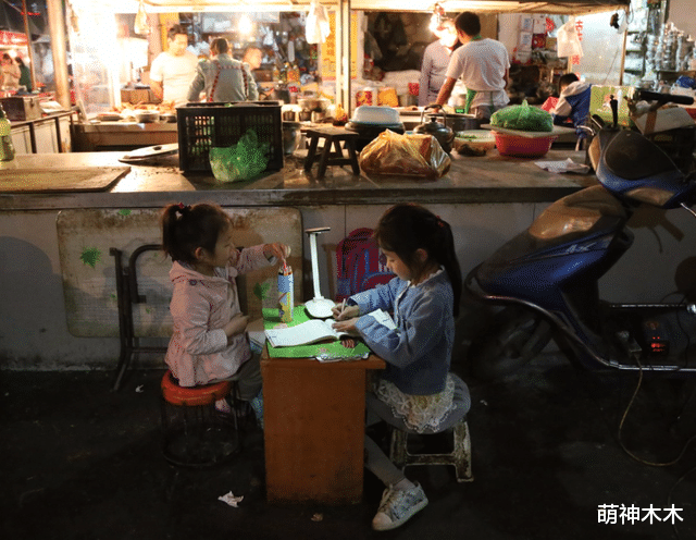 GQ菜市场照翻车!明星一身大牌太虚伪,到普通人辛苦工作地点作秀
