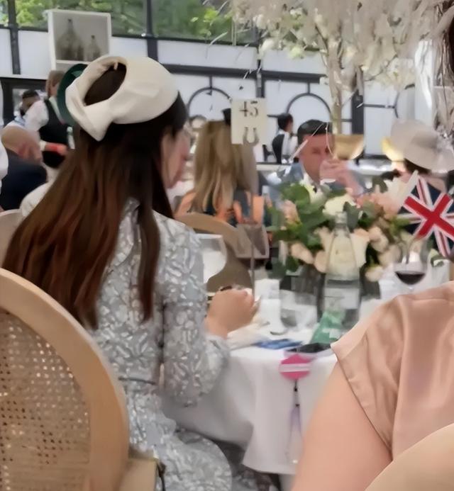 章泽天再现高光时刻!定居英国融入皇室圈,打扮有贵族范