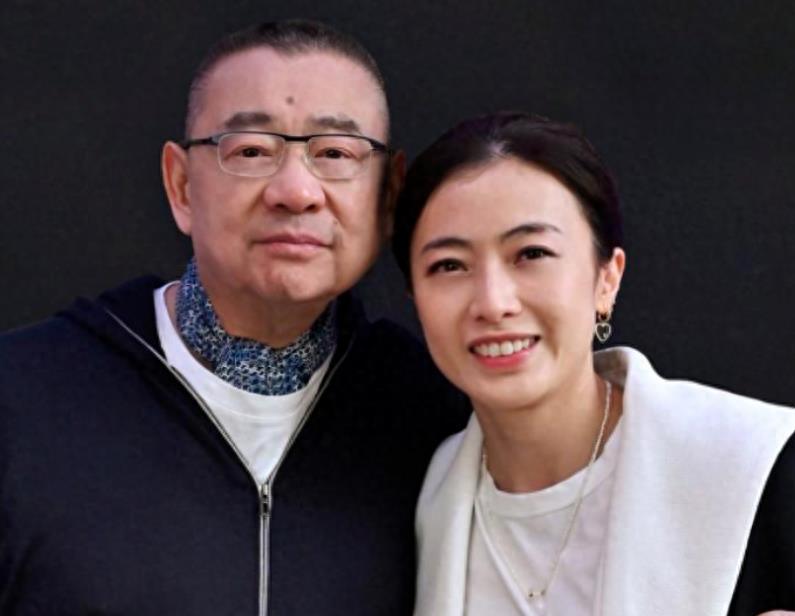 甘比庆生邀冰冰聚餐，现场织毛线送人很接地气，女儿谨慎提防获好评