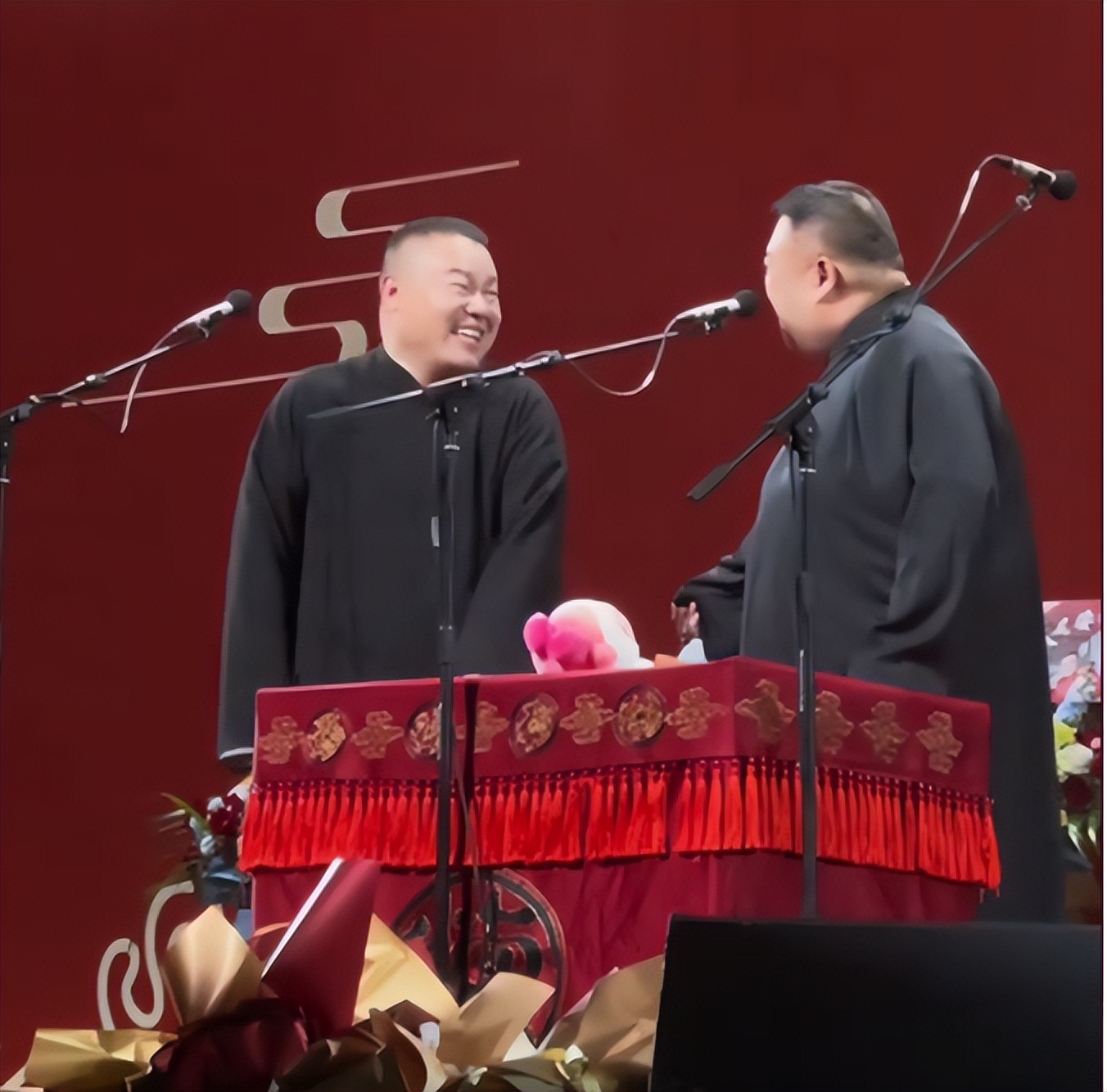 岳云鹏“爬行相声”争议大，被批黔驴技穷，孙越捧哏雪上加霜