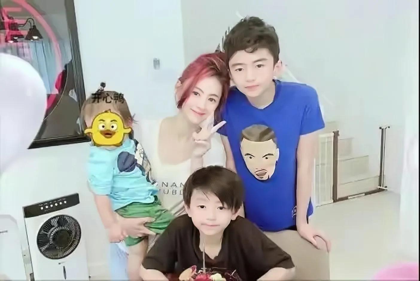 张柏芝|张柏芝被曝与谢霆锋复合后首露面,与粉丝亲切合影,懒理外界传闻