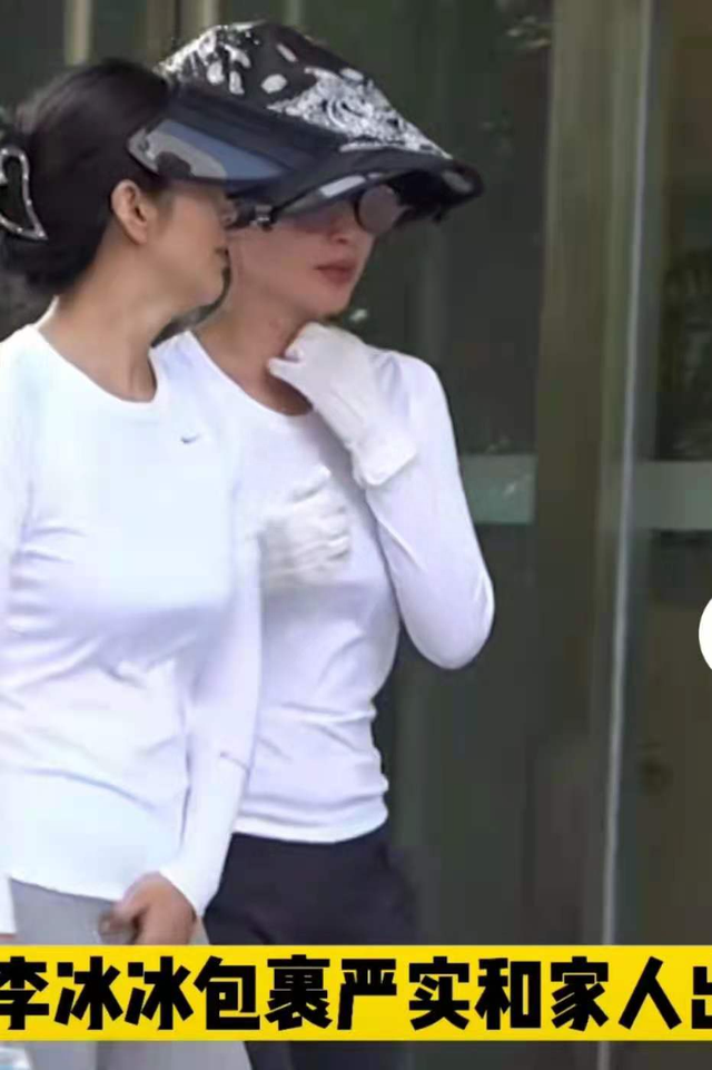李冰冰真实的素颜彻底认不出,脸上了年纪,而且腿弯叉开太不优雅