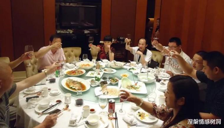 退休厅级伯父告诫我：刚发年终奖，同事就起哄让你“请吃大餐”，千万别只会“哭穷”，高情商的应对是这样的