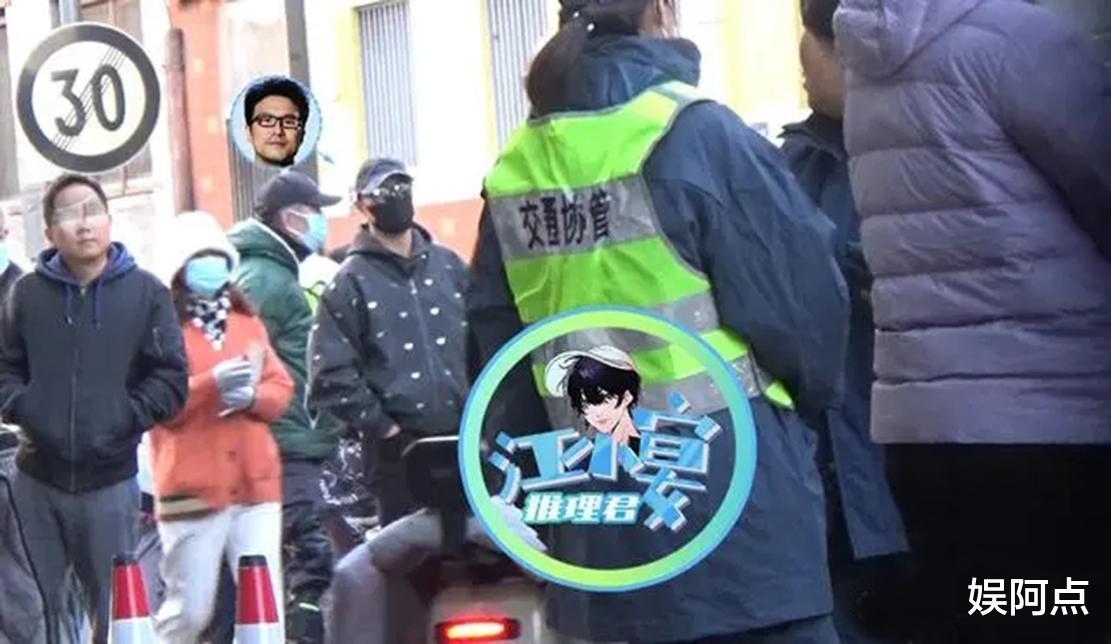 汪峰：烟瘾太大了！在等待女儿放学途中，走路摇摇晃晃不停抽烟