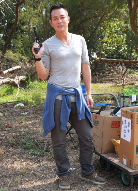 60岁香港影帝游重庆,蹲路边吃小面辣得满脸大汗,吃完还喊爽