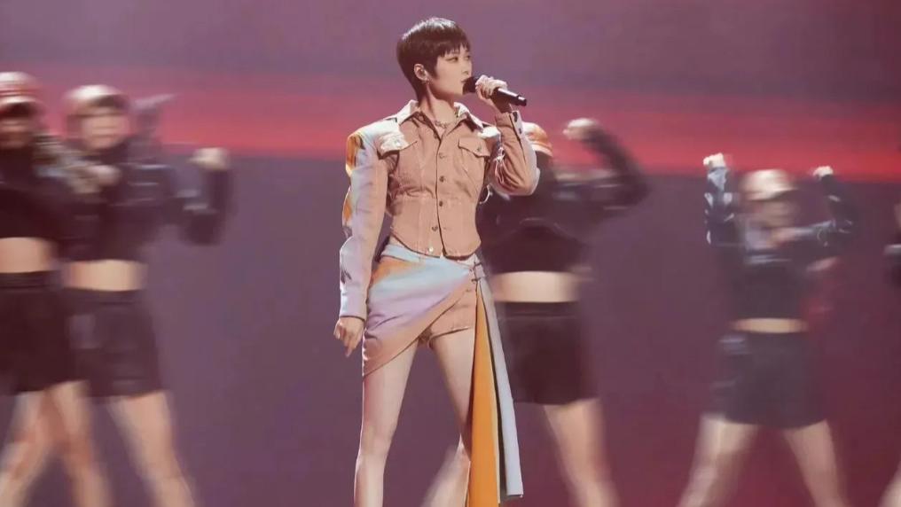 李宇春新造型网友审美大考验：是时尚先锋还是“女汉子”风波再起